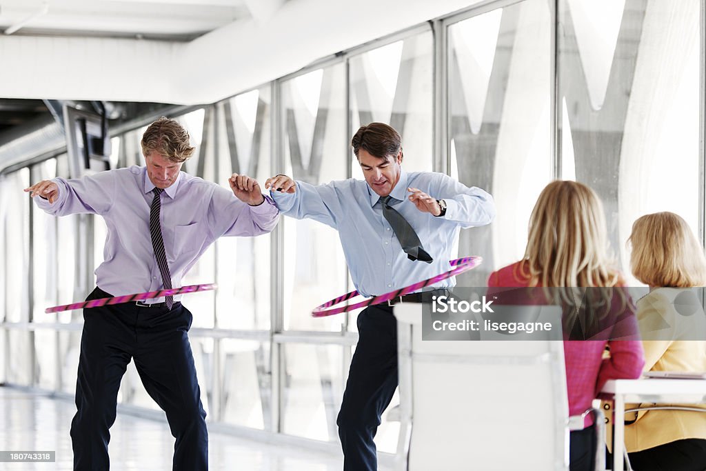 Hula hoop inicio en la oficina - Foto de stock de Actividades recreativas libre de derechos