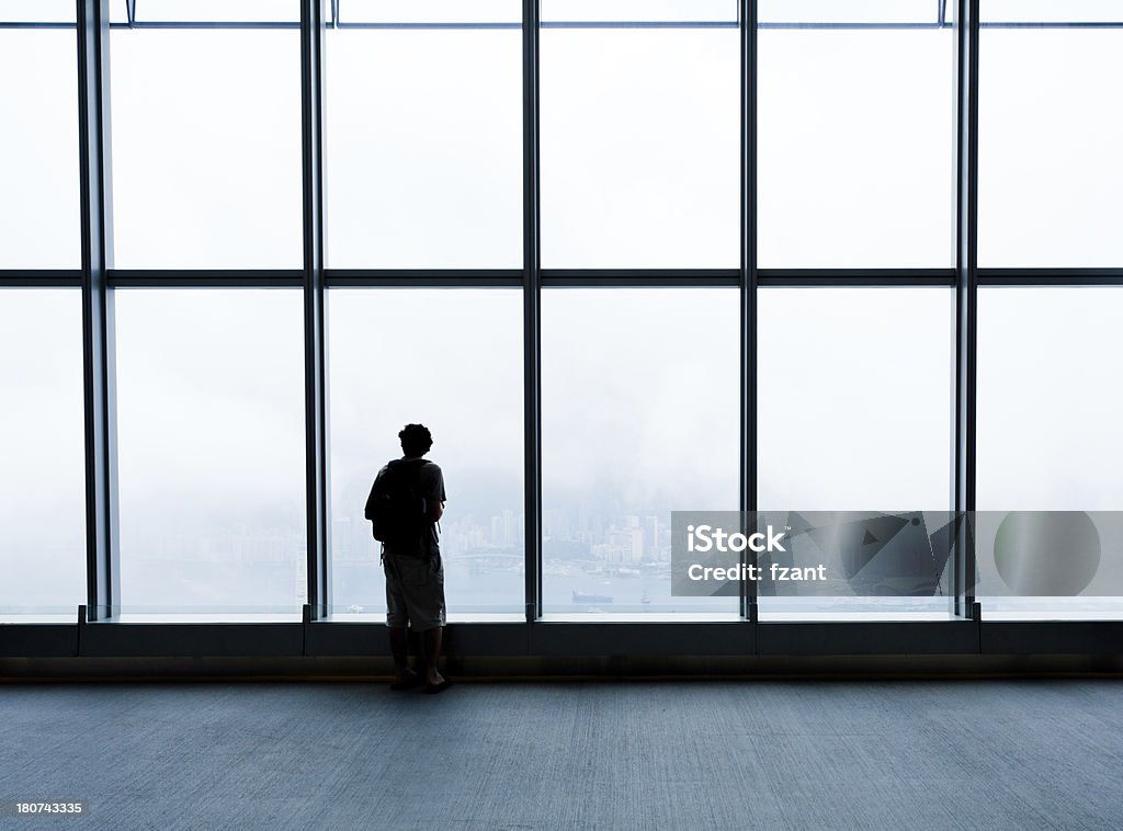 Homme silhouette à la fenêtre - Photo de Communication globale libre de droits