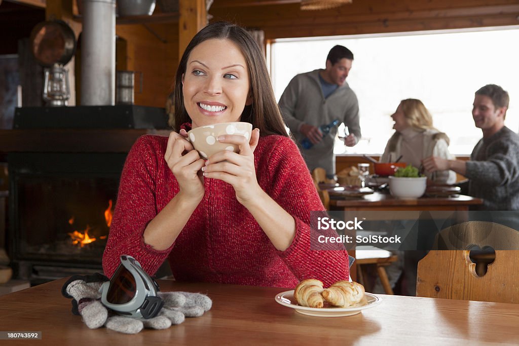 Donna, godendo di un caffè - Foto stock royalty-free di Accogliente