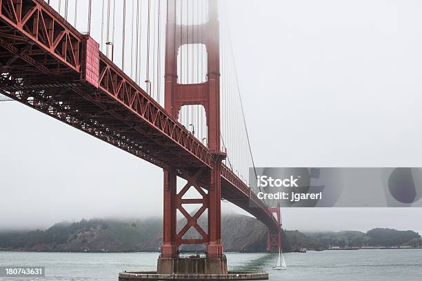 Die Golden Gate Bridge In Kalifornien Auf Einem Nebeligen Tag Stockfoto und mehr Bilder von Abenddämmerung