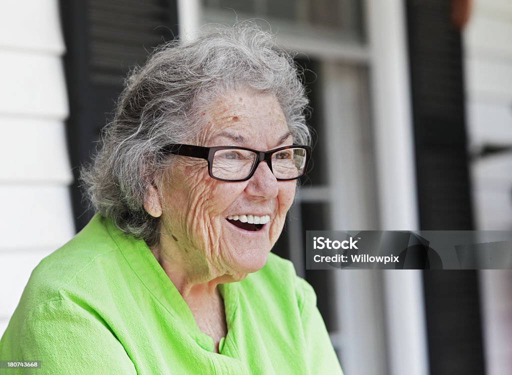 Oma Lächeln auf Ihre Veranda - Lizenzfrei Großmutter Stock-Foto
