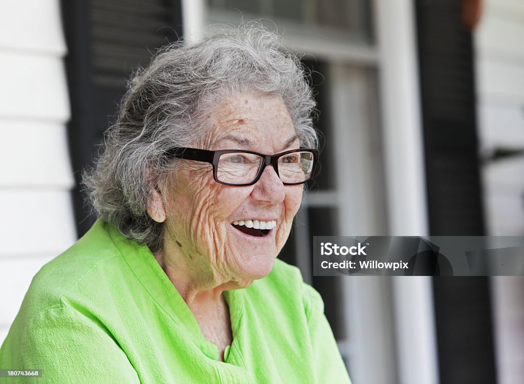 Souriant de Grand-mère sur son entrée - Photo de Grand-mère libre de droits