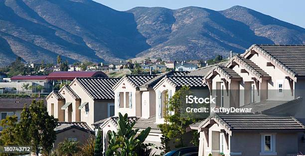 Quartiere Stucco Casa Esterni - Fotografie stock e altre immagini di Ambientazione esterna - Ambientazione esterna, California, California meridionale