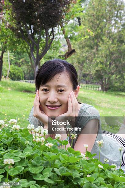 Asiatica Giovane Donna Sdraiata Sullerba In Natura - Fotografie stock e altre immagini di Adulto