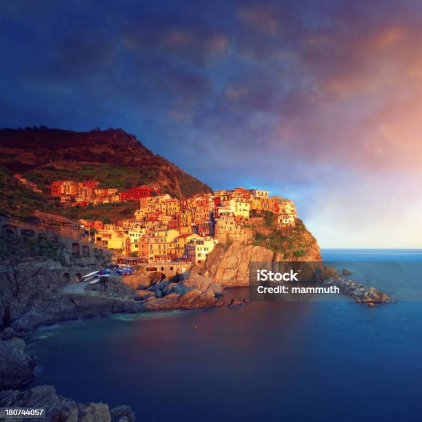 Manarola Cinque Terre Ao Pôr Do Sol - Fotografias de stock e mais imagens de Aldeia - Aldeia, Aldeia de Pescador, Amarelo