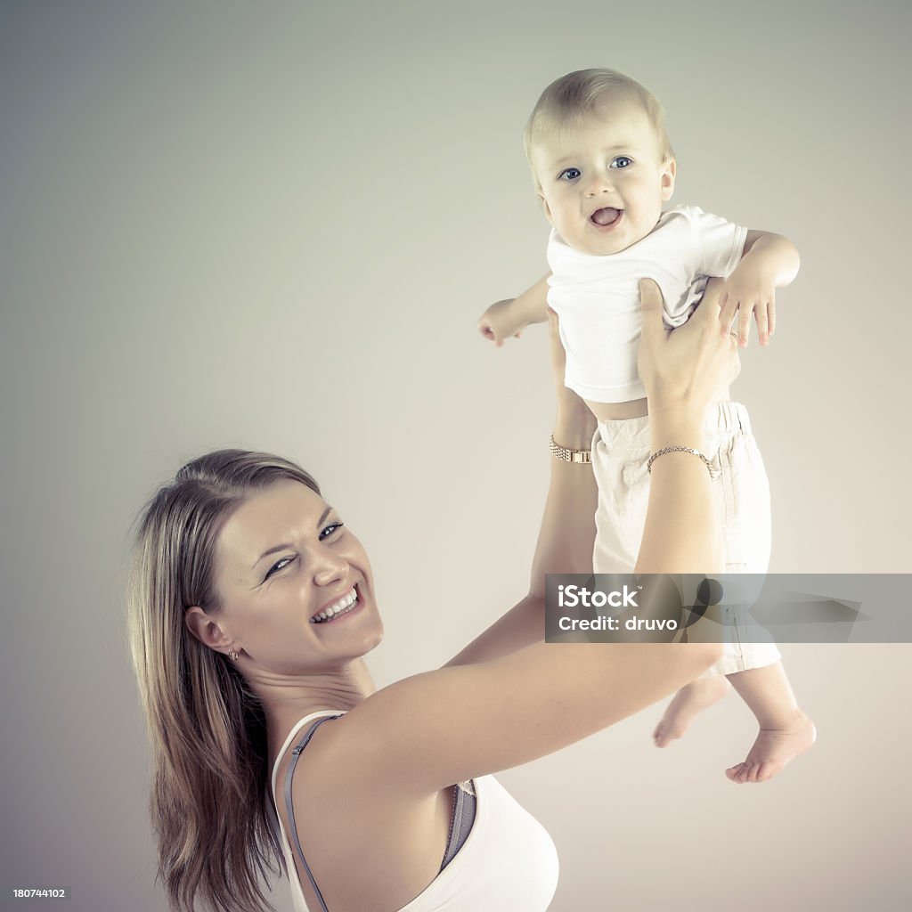 Szczęśliwa matka i syn - Zbiór zdjęć royalty-free (20-24 lata)