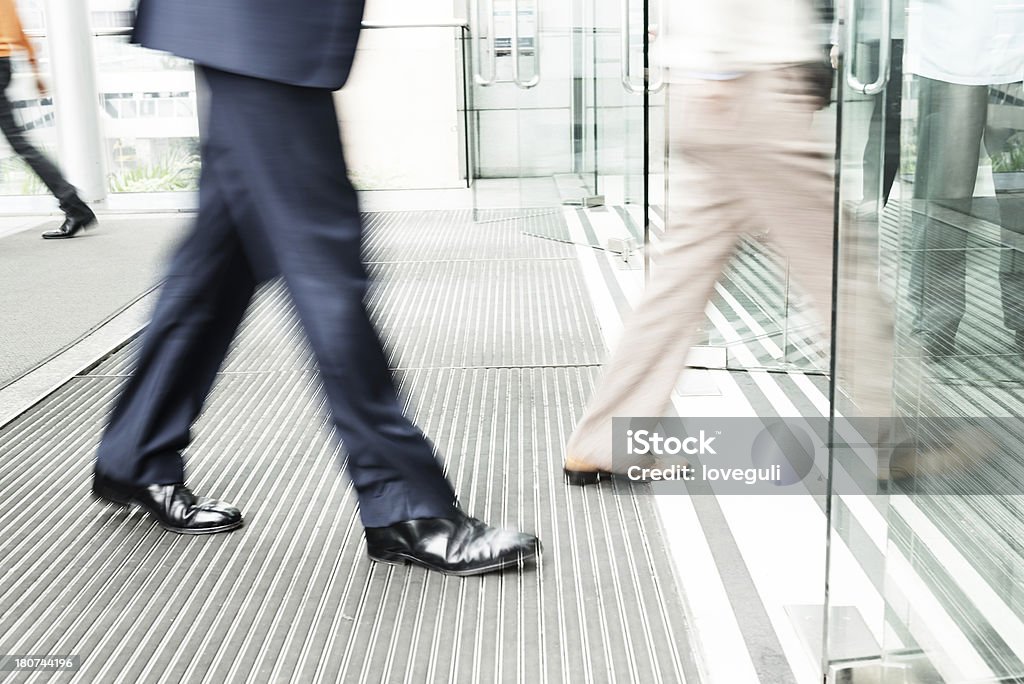 Uomini d'affari a piedi all'ufficio - Foto stock royalty-free di Edificio adibito a uffici