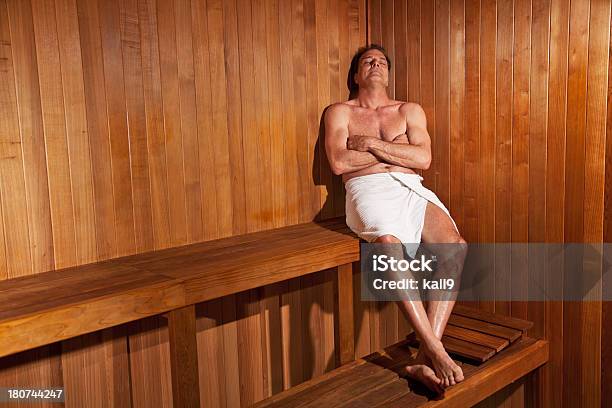 Hombre Maduro En El Sauna Foto de stock y más banco de imágenes de Sauna - Sauna, Hombres, Sólo hombres