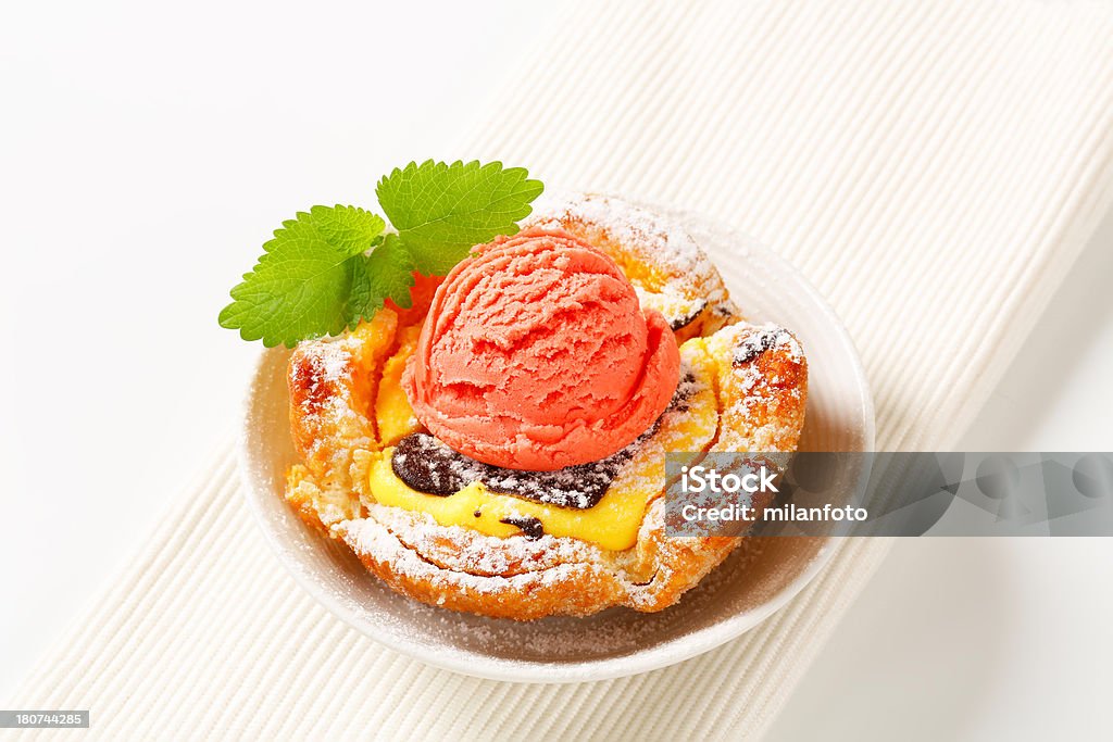 mascarpone-Kuchen mit Eis - Lizenzfrei Blatt - Pflanzenbestandteile Stock-Foto