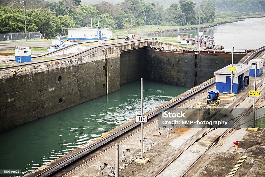 Primeiro portão do Canal do Panamá de trava do Lago Gatún - Foto de stock de Canal do Panamá royalty-free