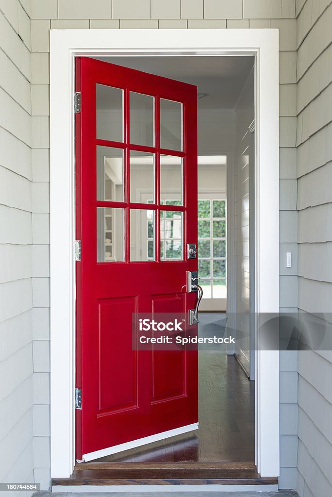 レッドの正面玄関 - 玄関のドアのロイヤリティフリーストックフォト