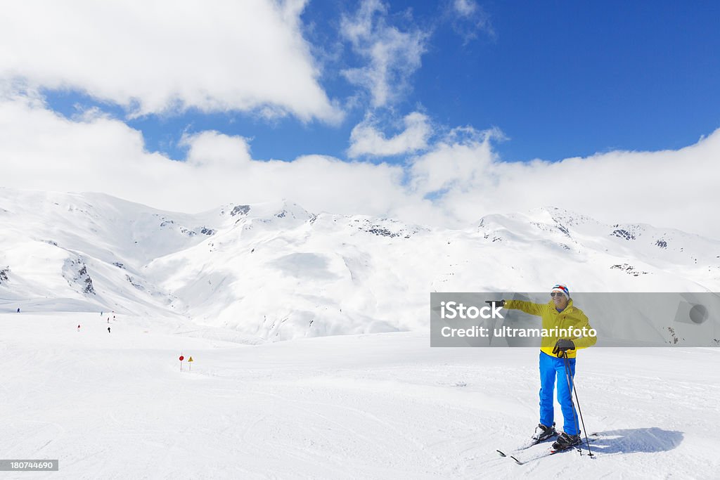 Snow skieur se reposer sur le dessus - Photo de Adulte libre de droits