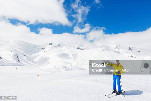 Photo libre de droit de Snow Skieur Se Reposer Sur Le Dessus banque d'images et plus d'images libres de droit de Adulte - Adulte, Alpes européennes, Au-dessus de