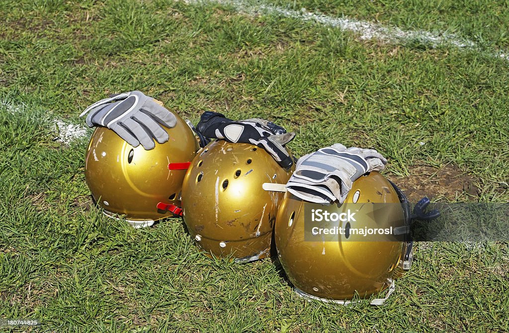 Casco de fútbol americano - Foto de stock de Accesorio de cabeza libre de derechos