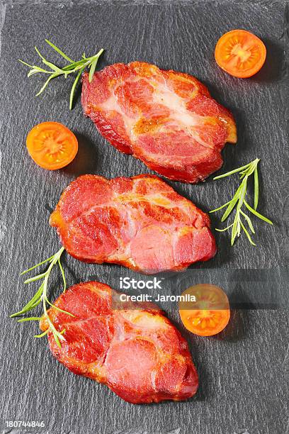 Cerdo Asado Con Cuello Sobre Fondo Negro Foto de stock y más banco de imágenes de Aperitivo - Plato de comida - Aperitivo - Plato de comida, Asado - Alimento cocinado, Carne