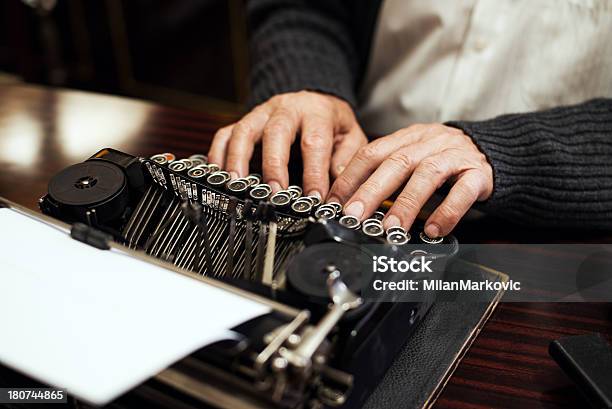 Máquina De Escribir Foto de stock y más banco de imágenes de Actividad - Actividad, Anticuado, Antigualla