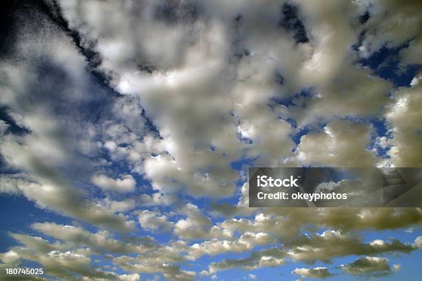 Chmury - zdjęcia stockowe i więcej obrazów Bez ludzi - Bez ludzi, Bezchmurne niebo, Biały