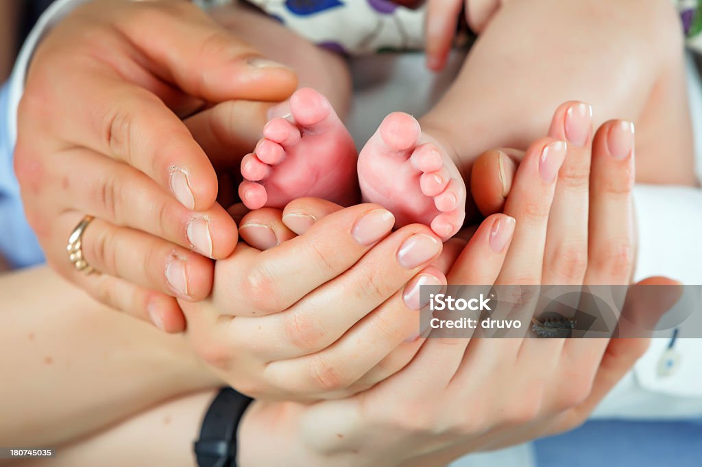 ご両親の赤ちゃんの足を - 1歳未満のロイヤリティフリーストックフォト