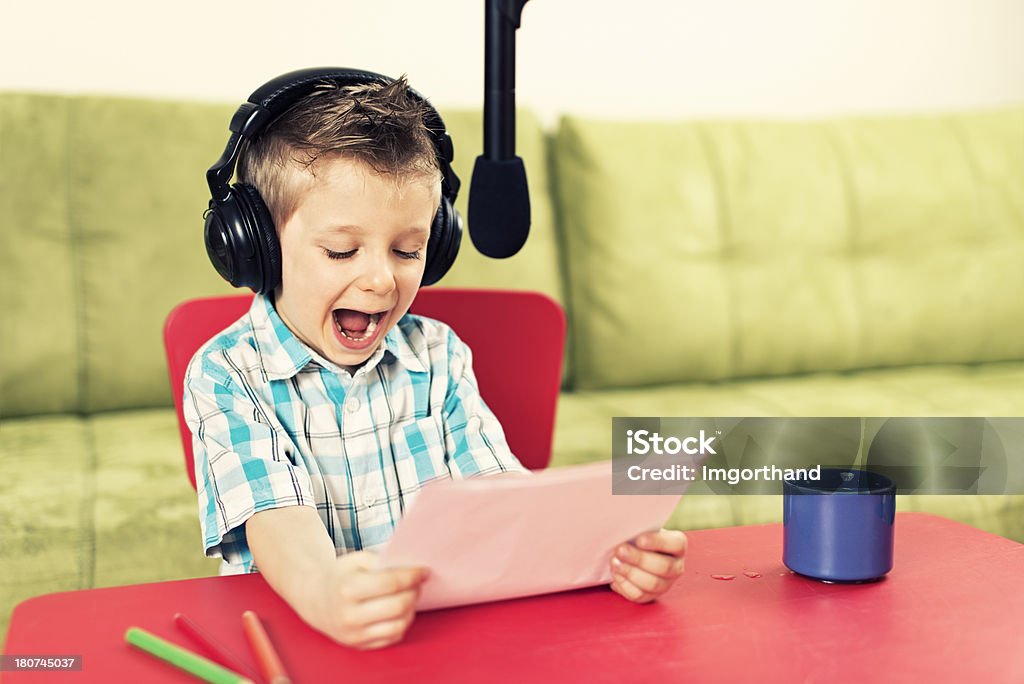 Little rádio notícias - Foto de stock de Criança royalty-free