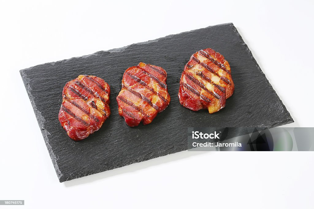 Porc grillé au cou, sur fond noir - Photo de Aliment en portion libre de droits