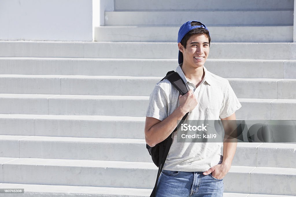 Estudiante de pie sobre pasos - Foto de stock de Chicos adolescentes libre de derechos