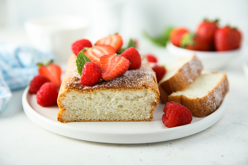 Angel food cake with fresh strawberry