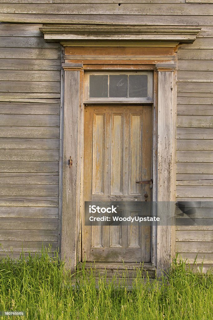 Antigua puerta gris - Foto de stock de Abandonado libre de derechos