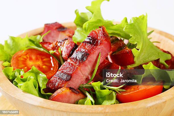 Foto de Tiras De Bacon Grelhado Com Salada De Legumes Em Um Prato e mais fotos de stock de Alface