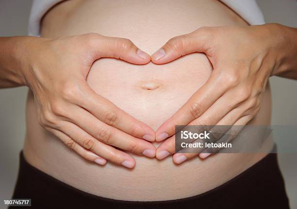 Ritratto A Forma Di Cuore Di Gravidanza - Fotografie stock e altre immagini di Adulto - Adulto, Amore, Carino