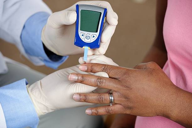 close-up of african american mujer embarazada con control de azúcar en la sangre - diabetes human pregnancy women blood sugar test fotografías e imágenes de stock