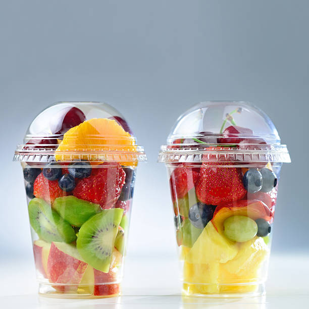 ensalada de frutas frescas para llevar con espacio de copia - fruit salad freshness strawberry fotografías e imágenes de stock