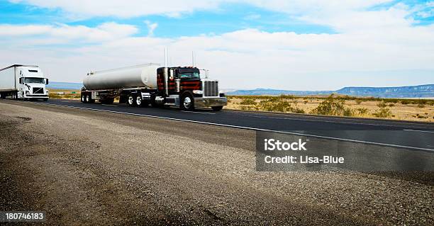 Camion In Arizona Interstate - Fotografie stock e altre immagini di Ambientazione esterna - Ambientazione esterna, Arizona, Asfalto