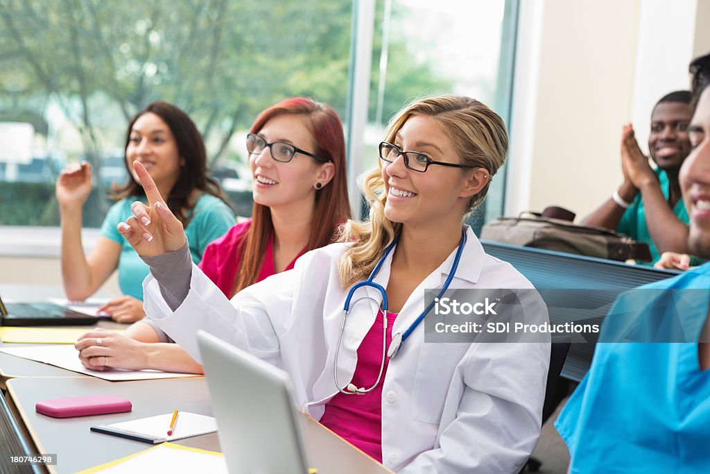 Medical students de responder a las preguntas en clase - Foto de stock de Estudiante de medicina libre de derechos