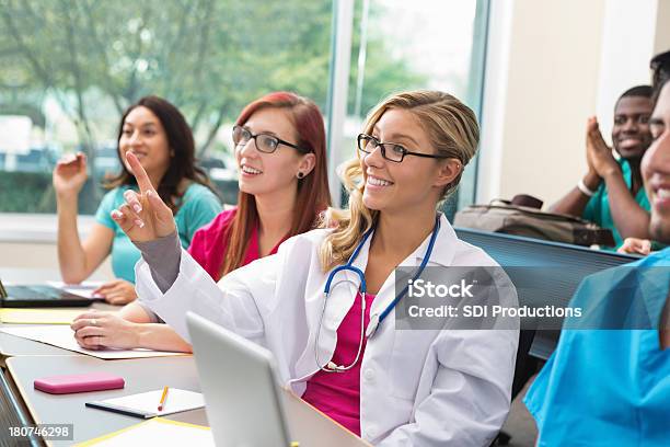 Medical Students De Responder A Las Preguntas En Clase Foto de stock y más banco de imágenes de Estudiante de medicina