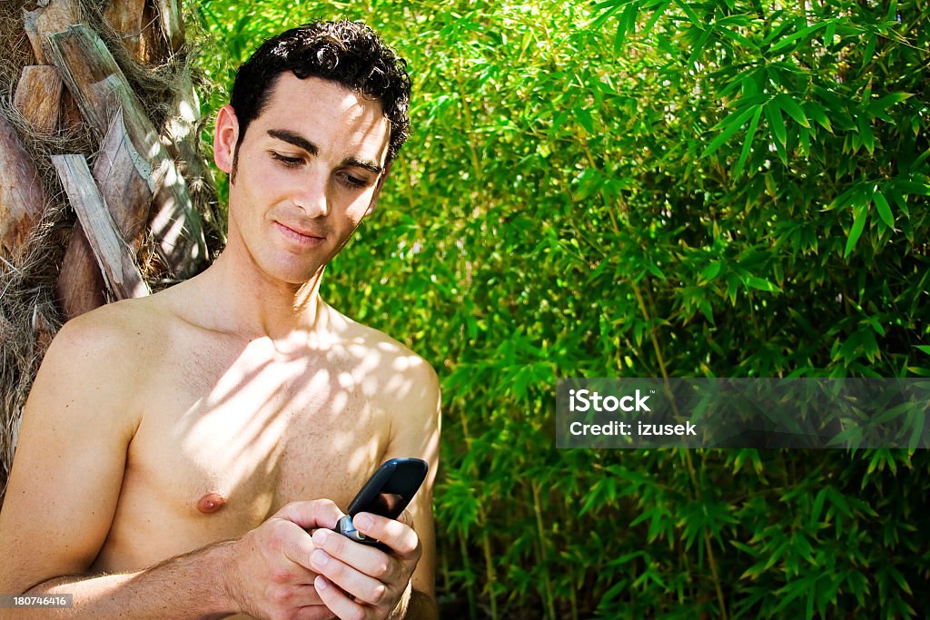Entspannte junger Mann mit Handy - Lizenzfrei Am Telefon Stock-Foto