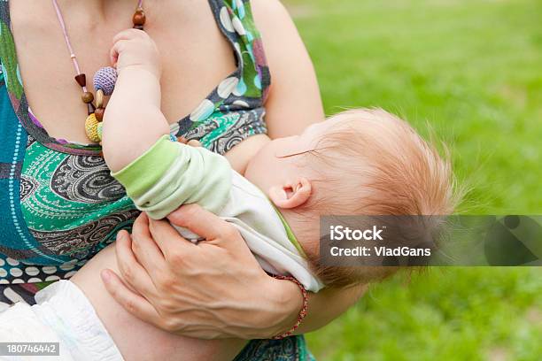 Bambino Lallattamento Al Seno - Fotografie stock e altre immagini di 12-17 mesi - 12-17 mesi, 6-11 Mesi, Accudire