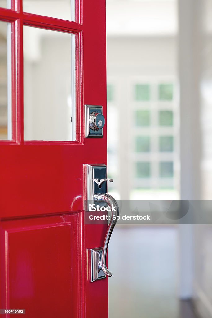 Abierto rojo de la puerta frontal - Foto de stock de Puerta principal libre de derechos