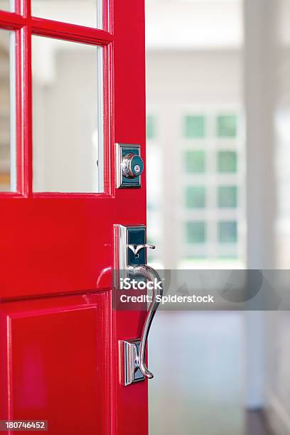 Abierto Rojo De La Puerta Frontal Foto de stock y más banco de imágenes de Puerta principal - Puerta principal, Puerta - Entrada, Rojo