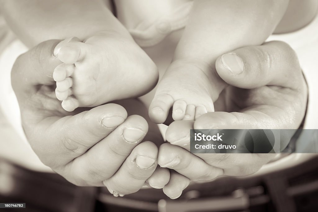 Pai segurando o bebê dos pés - Foto de stock de 0-11 meses royalty-free