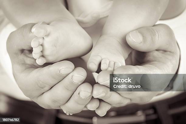 Foto de Pai Segurando O Bebê Dos Pés e mais fotos de stock de 0-11 meses - 0-11 meses, Adulto, Bebê