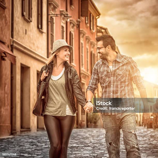 Casal De Mãos Dadas Felicidade Uma Europa Da Cidade Velha - Fotografias de stock e mais imagens de 30-39 Anos