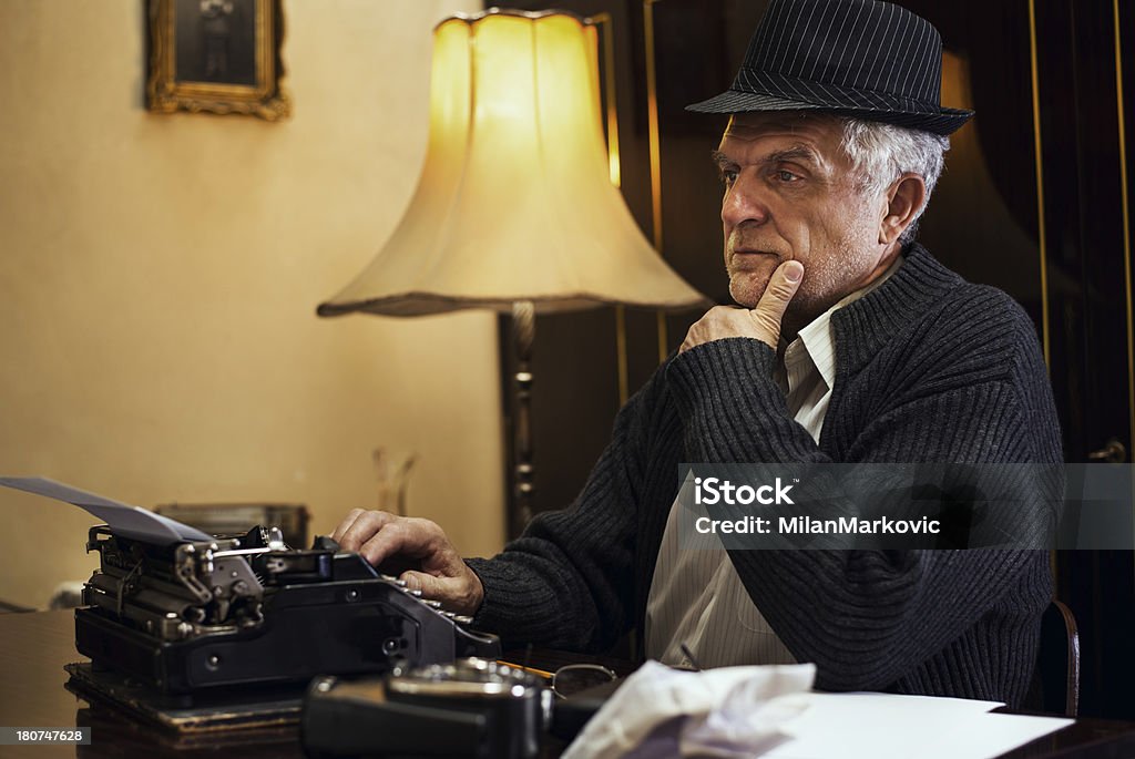Wistful Retro starszy człowiek Pisarz - Zbiór zdjęć royalty-free (Biurko)
