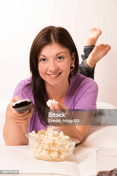 Technologie Weibliche Fernsehen Kaltes Getränk Popcorn Fernbedienung Stockfoto und mehr Bilder von 20-24 Jahre