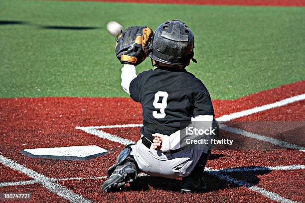 La Lega Di Bambini Catcher - Fotografie stock e altre immagini di Catcher - Catcher, Vista posteriore, Baseball