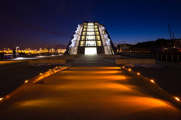 iluminado escadas - hafen containerterminal imagens e fotografias de stock