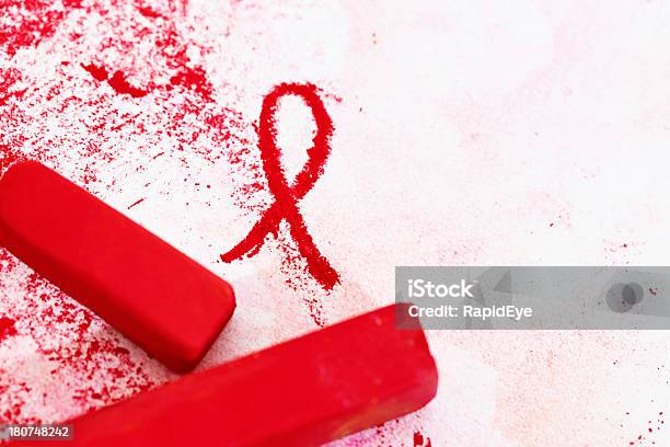 Rojo Roja Contra El Sida Symbol Sketched En Tonos Pastel Chalks En Bloc De Dibujo Foto de stock y más banco de imágenes de Alerta