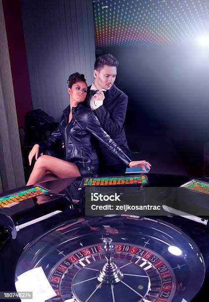 Junge Menschen Haben Eine Gute Zeit Im Casino Stockfoto und mehr Bilder von Roulette - Roulette, Freundschaft, Herumwirbeln