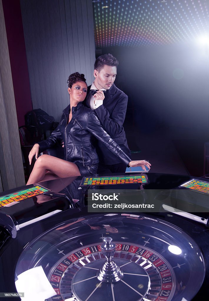 若者が楽しい時間のカジノ - ルーレットのロイヤリティフリーストックフォト