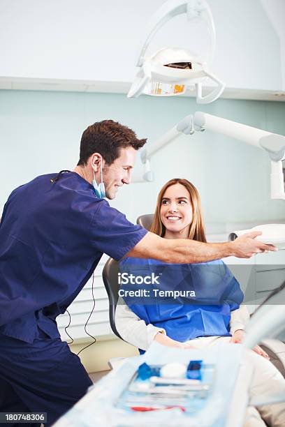 Dental Heath Assistant Und Geduld Stockfoto und mehr Bilder von 25-29 Jahre - 25-29 Jahre, 35-39 Jahre, Arbeiten