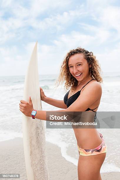 Biondo Ragazza Surfista - Fotografie stock e altre immagini di Adolescente - Adolescente, Ambientazione esterna, Bambino